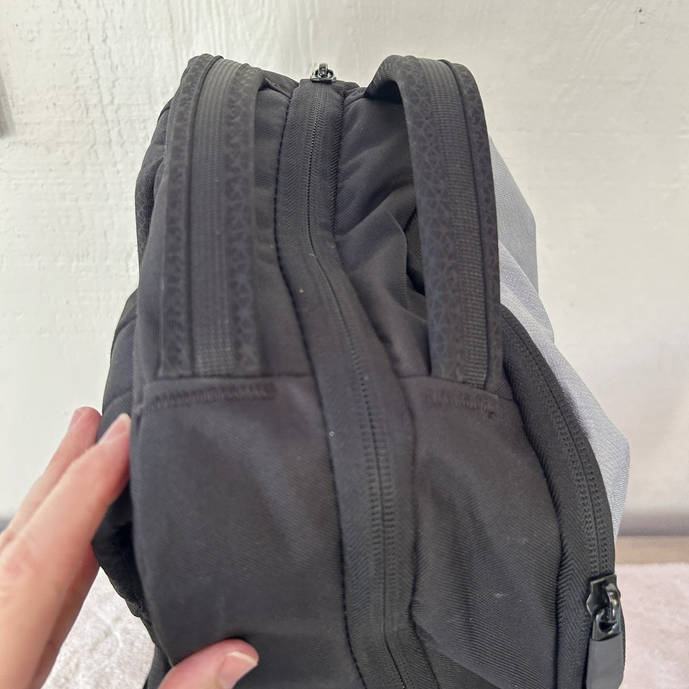 The North Face Stalwart Laptop Backpack Black/Gray Invisalign Logo BNWT - Picture 9 of 14